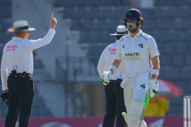 মিরাজের জোড়া আঘাতের পর আইরিশদের প্রতিরোধ