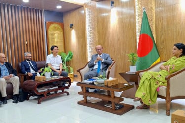 পরিবেশ উপদেষ্টার সঙ্গে এডিবির উচ্চপর্যায়ের প্রতিনিধিদলের বৈঠক