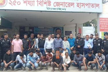 টাঙ্গাইলে হাসপাতাল থেকে ১৩ দালাল আটক