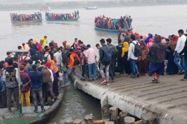 পানগুছি নদীতে জীবনের ঝুঁকি নিয়ে খেয়া পারাপার