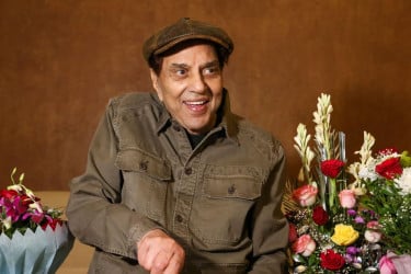 বর্তমানে কেমন আছেন ধর্মেন্দ্র?