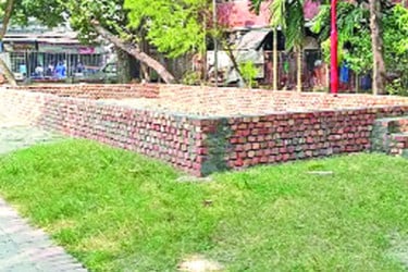 পার্কের জায়গা দখল করে অবকাঠামো