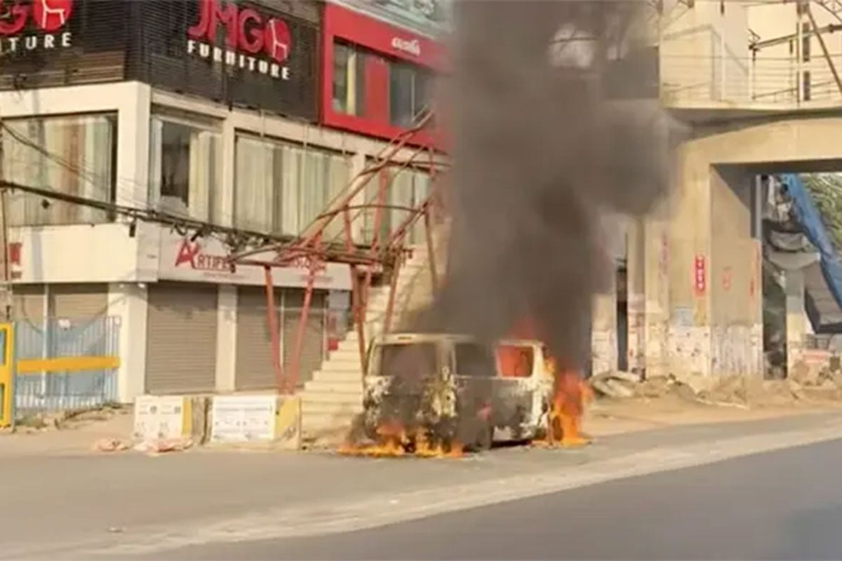 উত্তরায় মাইক্রোবাসে আগুন