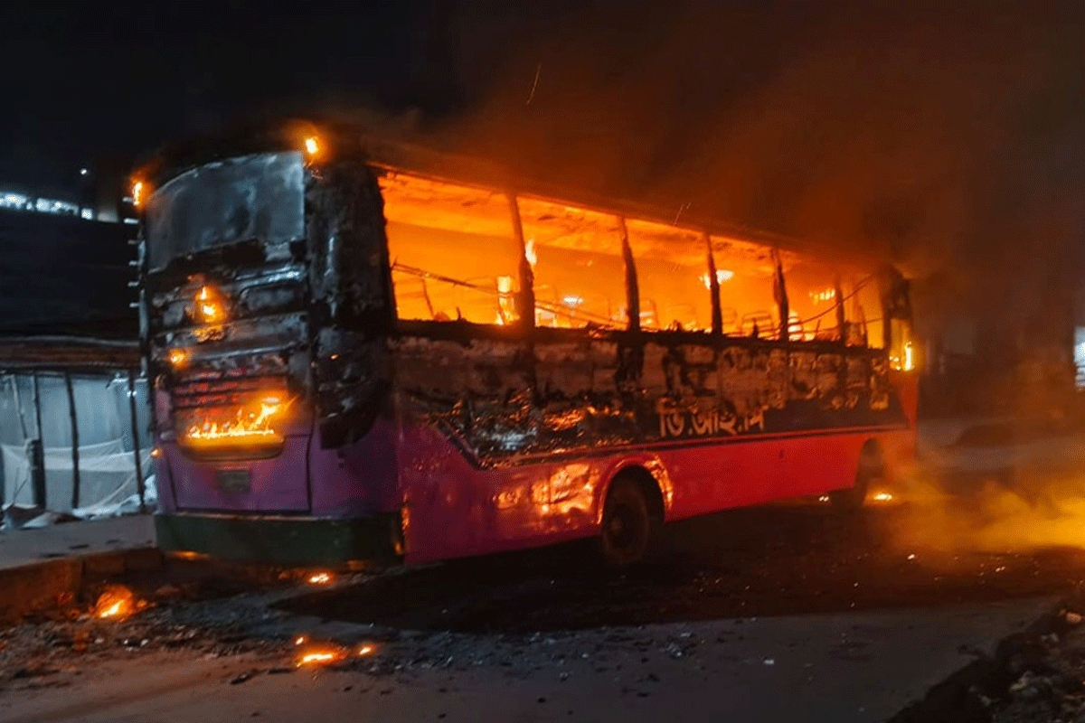 গাজীপুরে ভোরে দাঁড়িয়ে থাকা আরেকটি বাসে আগুন দিল দুর্বৃত্তরা