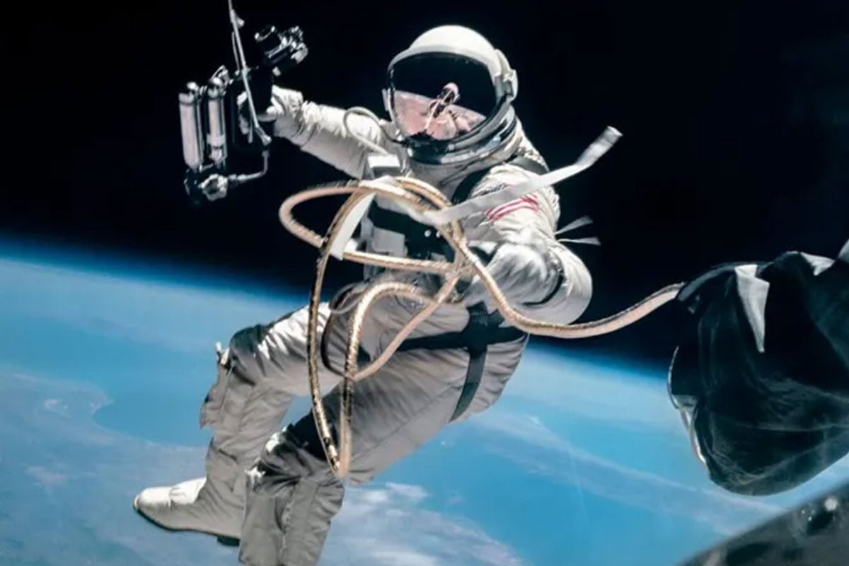 বাজ অলড্রিনের ক্যামেরায় ধরা পড়ে মানবজাতির প্রথম মহাকাশ সেলফি