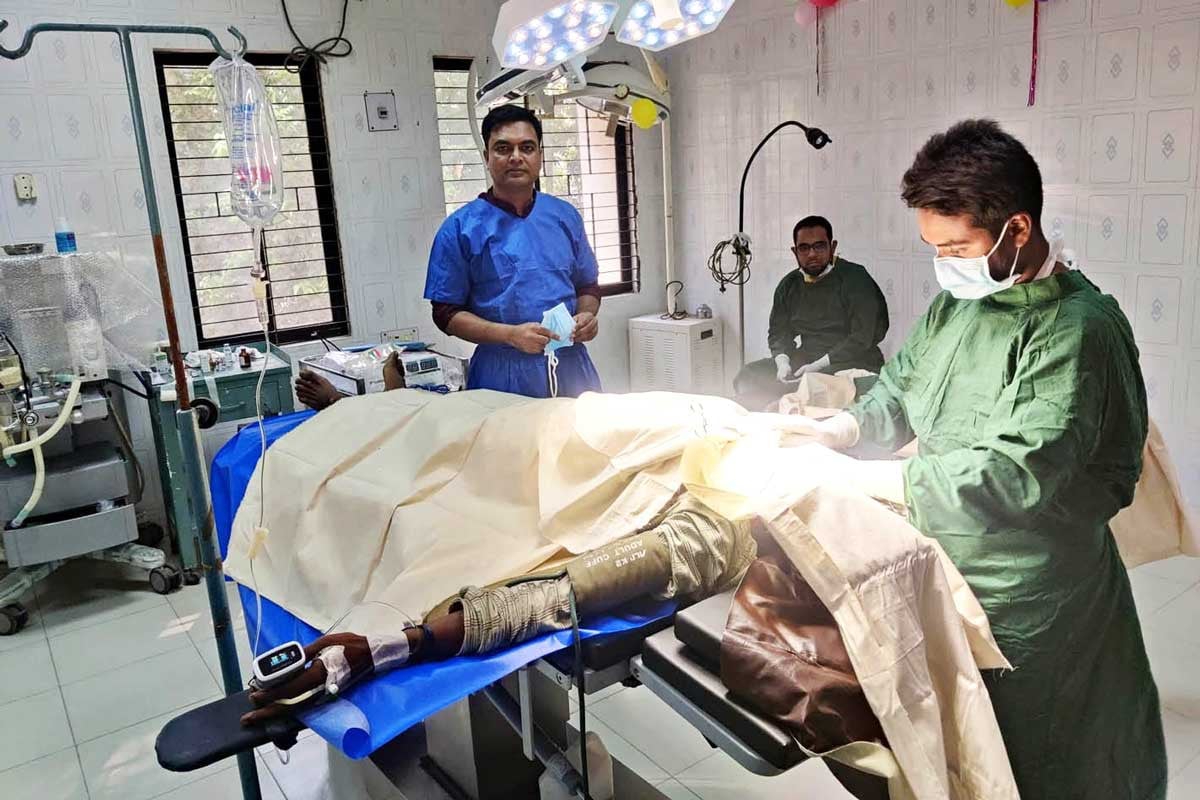 নবাবগঞ্জ উপজেলা স্বাস্থ্য কমপ্লেক্সে প্রথমবারের মতো অর্থোপেডিক অপারেশন