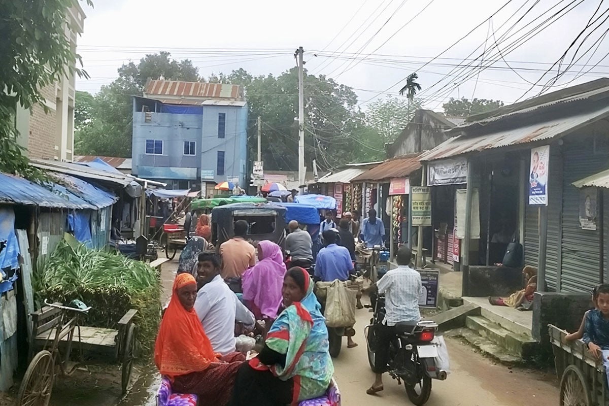 ঘোড়াঘাট স্বাস্থ্য কমপ্লেক্সের ফুটপাত ও ড্রেন দখল, পথচারীদের ভোগান্তি