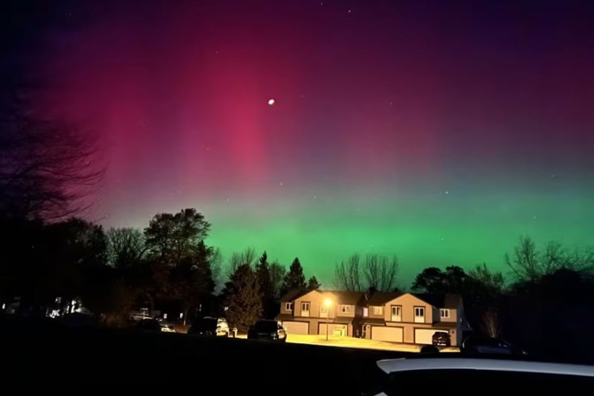 সবুজ-লাল আলোয় রঙিন রাতের আকাশ