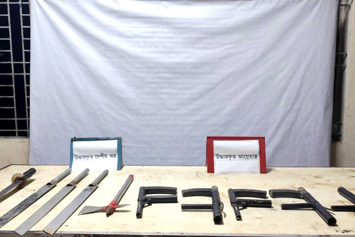 চাঁদপুরে ৫টি পাইপগানসহ দেশীয় অস্ত্র উদ্ধার