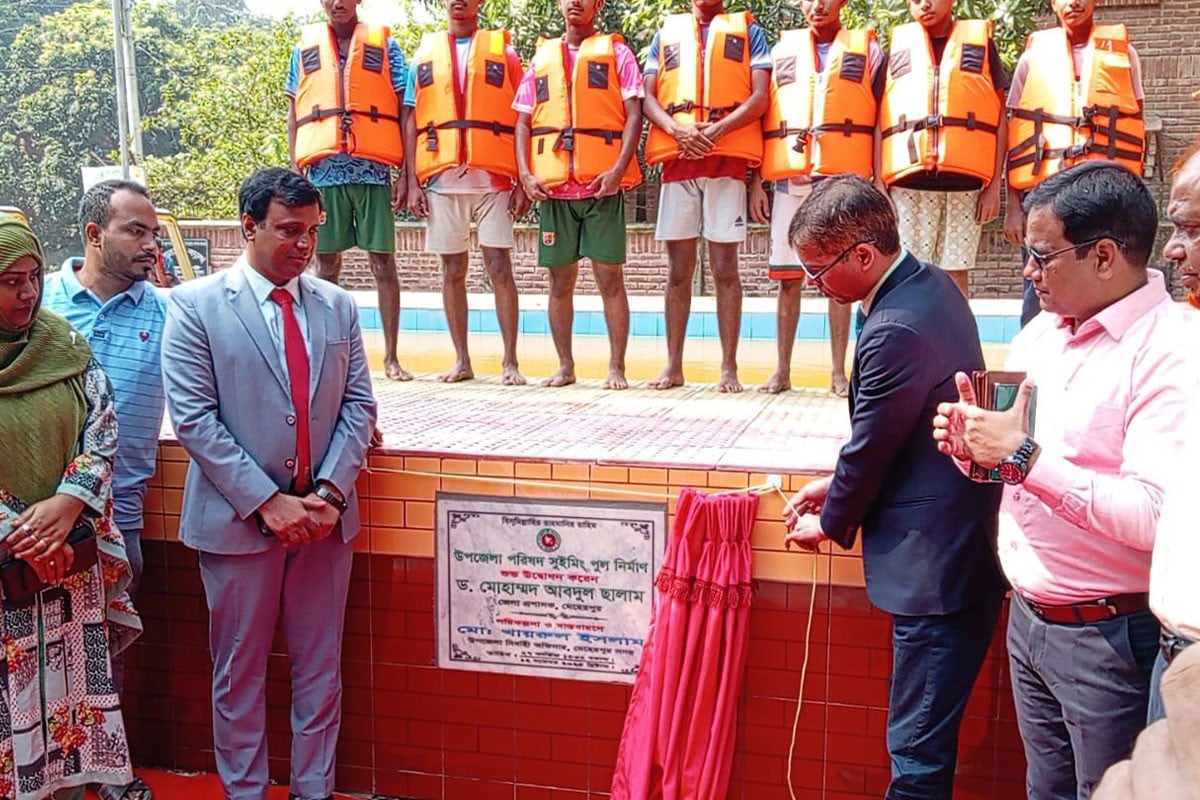 মেহেরপুরে সুইমিংপুল ও সাঁতার প্রশিক্ষণের উদ্বোধন