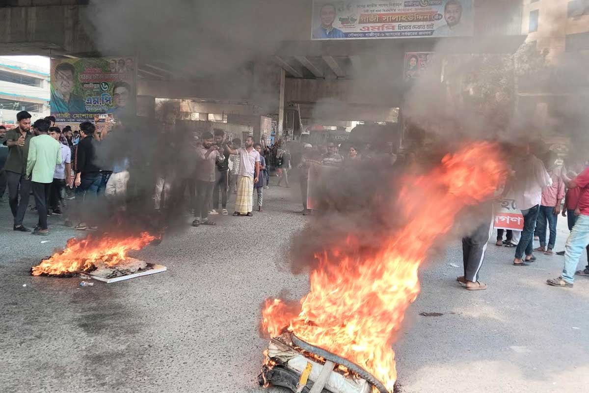 গাজীপুর-৬ আসন পুনর্বহালের দাবিতে টঙ্গীতে মহাসড়ক অবরোধ