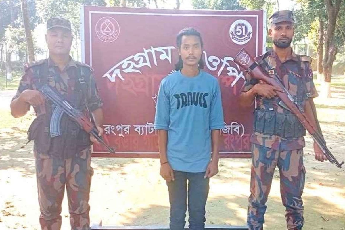 সীমান্ত দিয়ে অবৈধ অনুপ্রবেশের দায়ে বাংলাদেশি যুবক আটক
