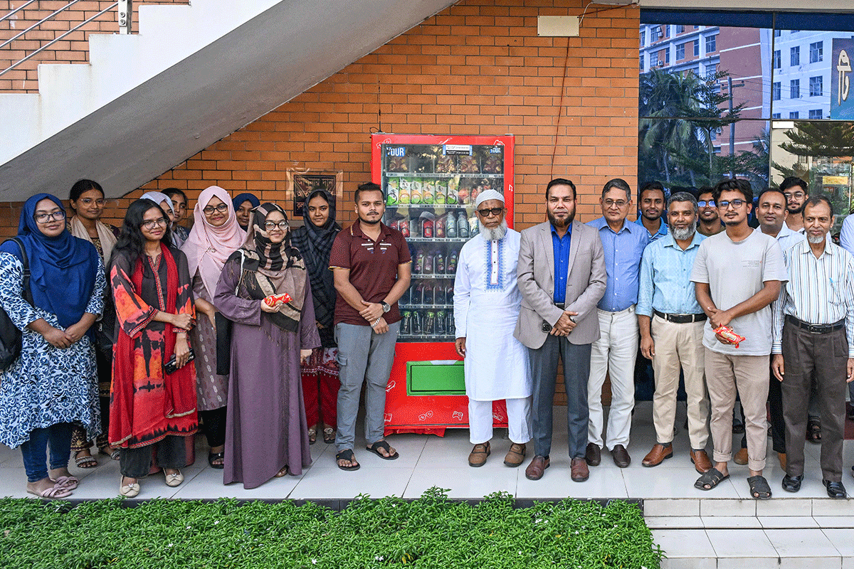 গাকৃবিতে শিক্ষার্থীদের সুবিধায় ভেন্ডিং মেশিন চালু