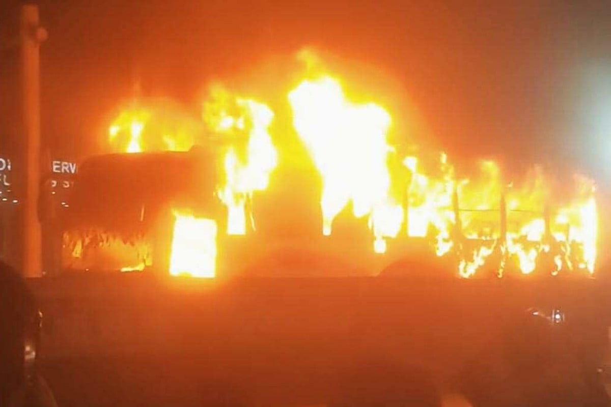 ধোলাইপাড়ে বাসে আগুন