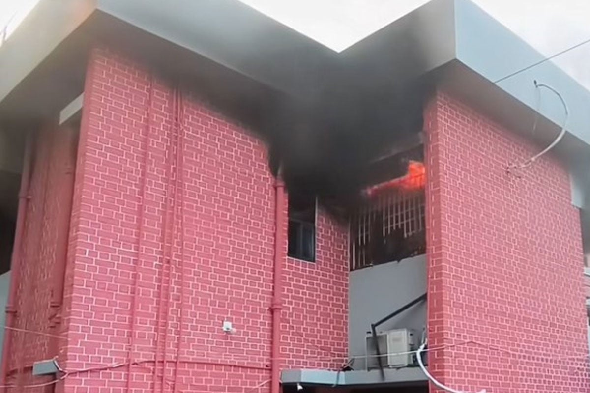 মেহেরপুরে পুলিশ সুপারের সরকারি বাসভবনে আগুন