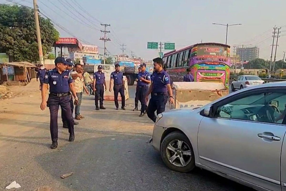 নাশকতা রোধে রাজধানীর প্রবেশ পথে পুলিশের চেকপোস্ট