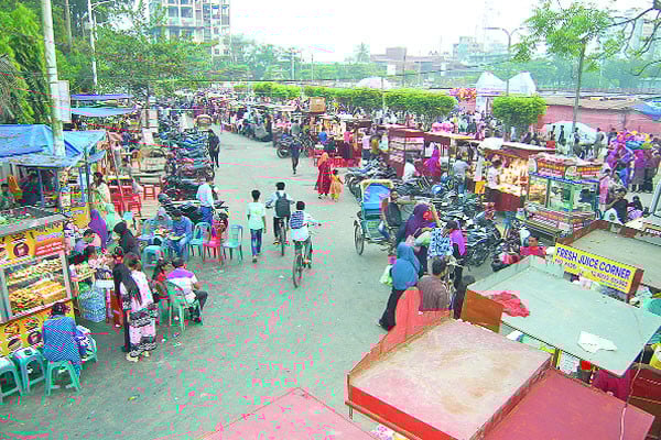 ভ্রাম্যমাণ দোকানে দখল সড়ক