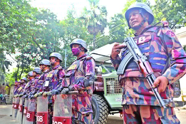 আগুন বোমা গুলিতে আতঙ্ক