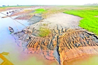 পানি শুকিয়ে বালুর চর