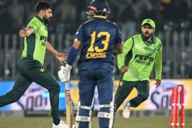 রুদ্ধশ্বাস জয়ে শ্রীলঙ্কাকে ৬ রানে হারালো পাকিস্তান