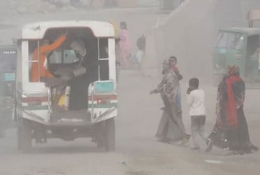 বায়ুদূষণে বিশ্বে তৃতীয় ঢাকা, বাতাস ‘খুব অস্বাস্থ্যকর’