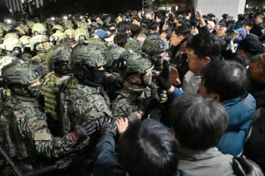 দক্ষিণ কোরিয়ার সাবেক প্রধানমন্ত্রী ও গোয়েন্দাপ্রধান গ্রেফতার