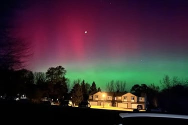 সবুজ-লাল আলোয় রঙিন রাতের আকাশ