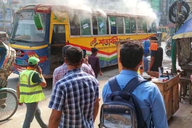 এবার মিরপুরে বাসে আগুন