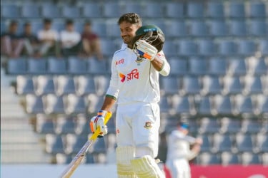 মাহমুদুলের সেঞ্চুরিতে বড় সংগ্রহের পথে বাংলাদেশ