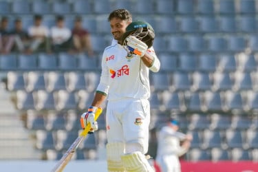 মাহমুদুলের সেঞ্চুরিতে বড় সংগ্রহের পথে বাংলাদেশ