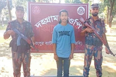 সীমান্ত দিয়ে অবৈধ অনুপ্রবেশের দায়ে বাংলাদেশি যুবক আটক