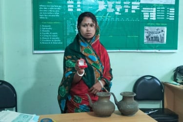 সেই গৃহবধূর বদনা–নাকফুল ফেরত দিলো এনজিও, বরখাস্ত ২