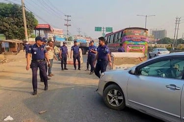 নাশকতা রোধে রাজধানীর প্রবেশ পথে পুলিশের চেকপোস্ট