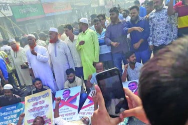 গাজীপুর-৬ আসন পুনর্বহাল দাবিতে টঙ্গীতে মহাসড়ক অবরোধ