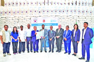 আইওএসএ সনদ হাতে বেসরকারি এয়ারলাইন ‘এয়ার অ্যাস্ট্রা’র কর্মকর্তারা