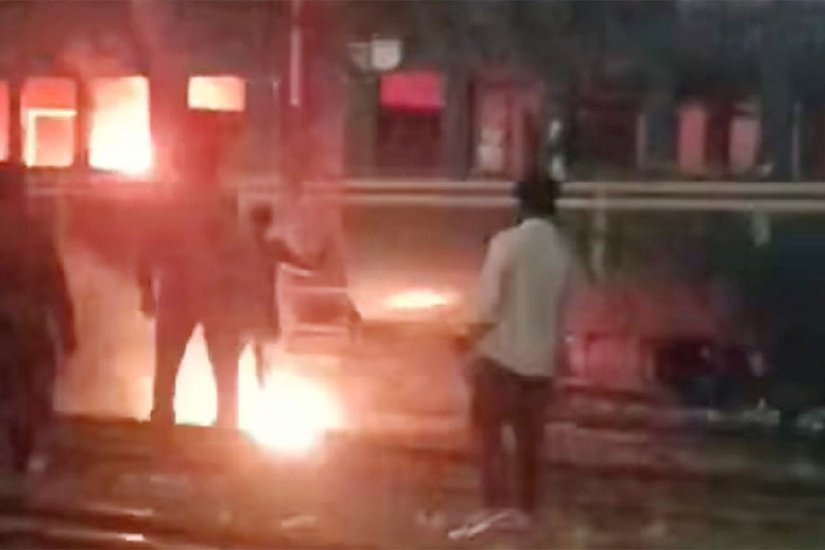 তেজগাঁওয়ে ট্রেনের পরিত্যক্ত বগিতে আগুন, হাতেনাতে আটক ২