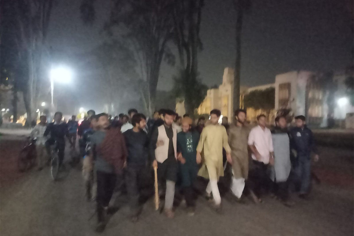 লাঠি হাতে রাকসু নেতাদের মহড়া, ছাত্রলীগ দেখলেই গণধোলাইয়ের ঘোষণা