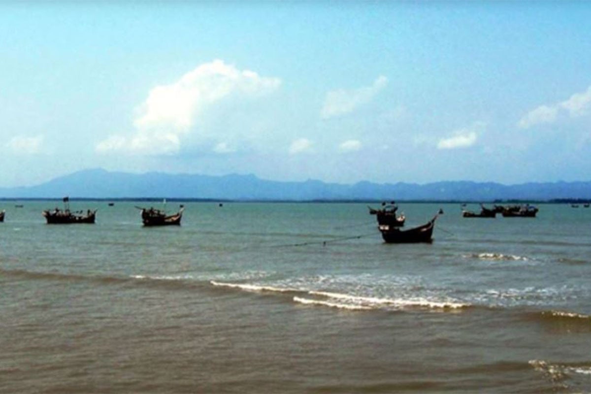 দুই ট্রলারসহ ১৩ জেলেকে ধরে নিয়ে গেছে আরাকান আর্মি