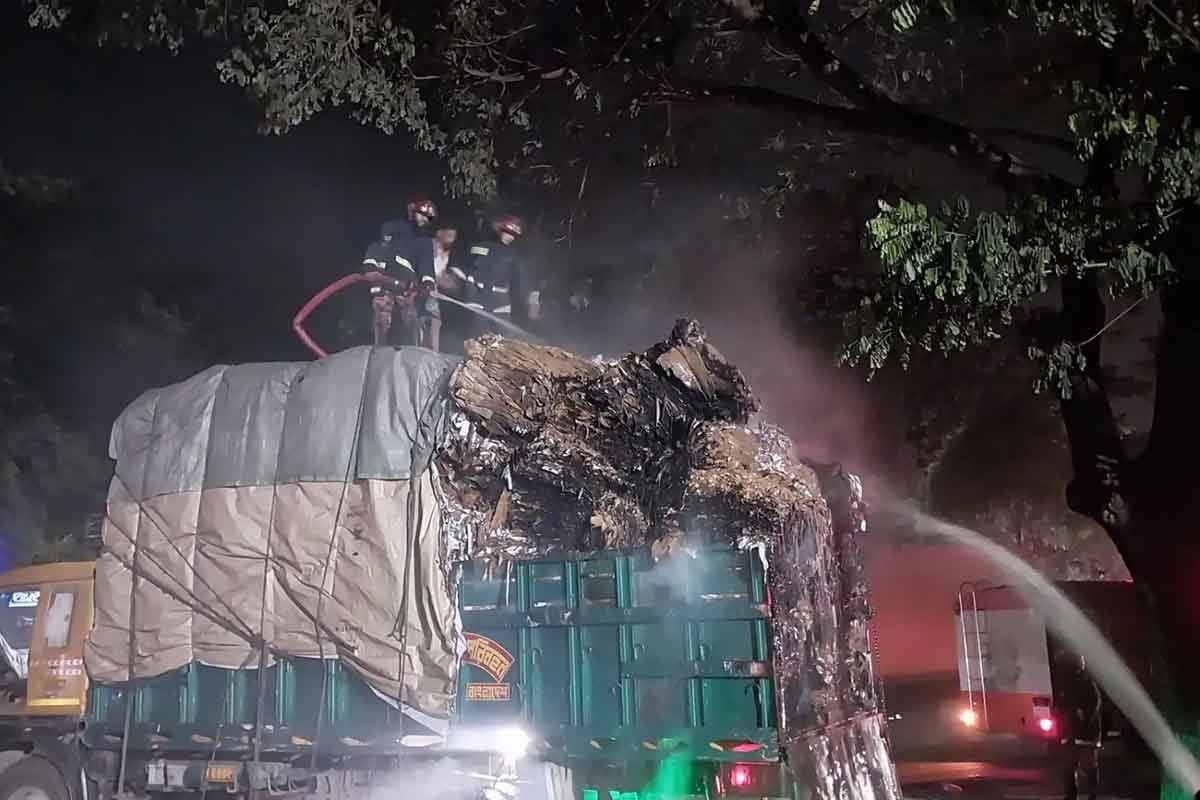 ঢাকা-চট্টগ্রাম মহাসড়কে থেমে থাকা ট্রাকে দুর্বৃত্তদের আগুন