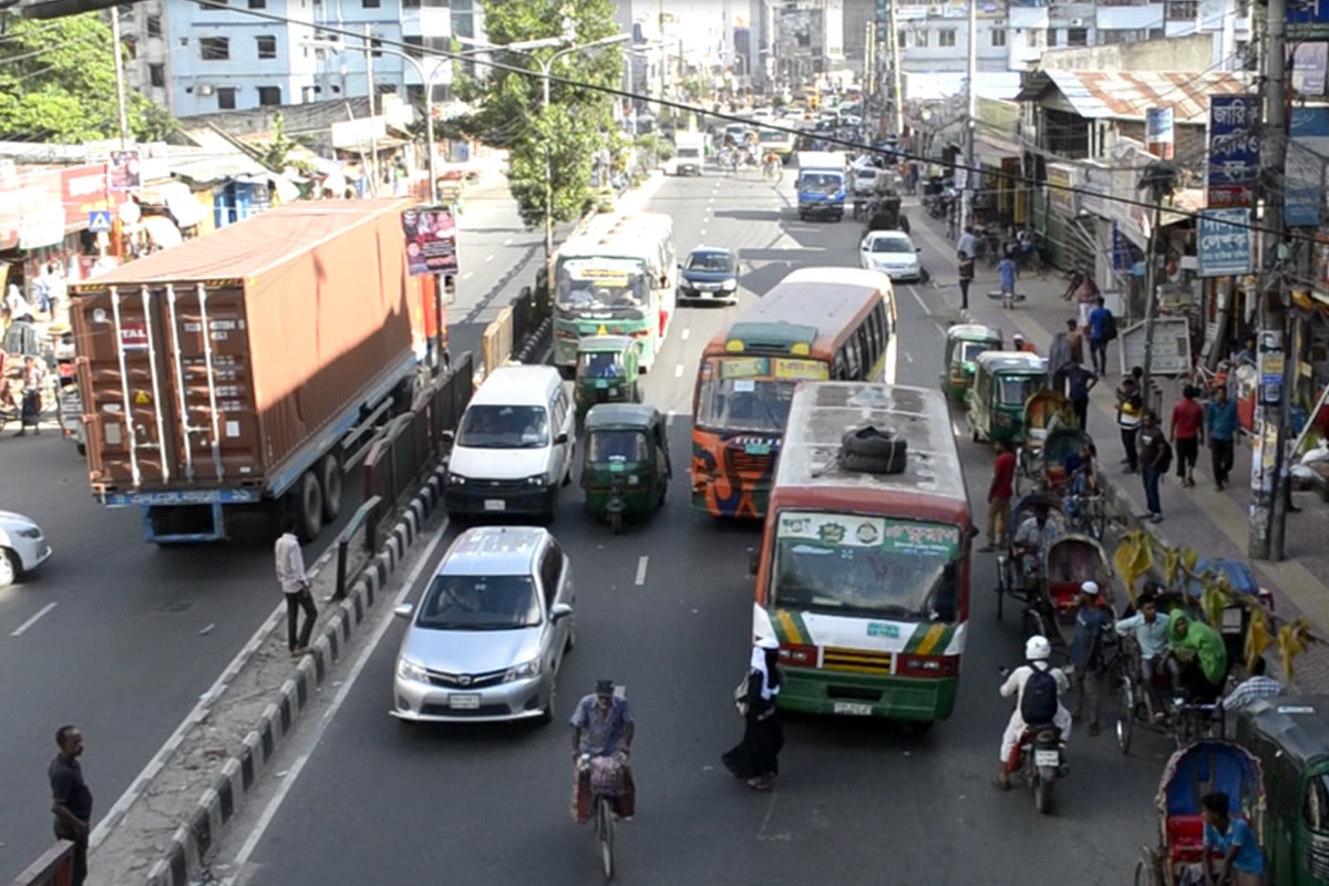 ঢাকায় স্বাভাবিকভাবে চলছে গণপরিবহন, দূরপাল্লার যাত্রী কিছুটা কম