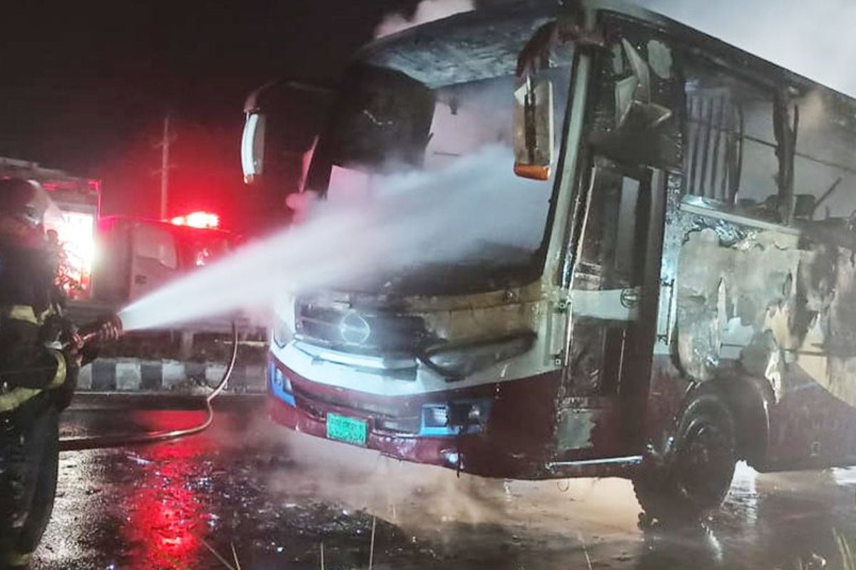 মধ্যরাতে ঢাকা-টাঙ্গাইল মহাসড়কে যাত্রীবাহী বাসে আগুন