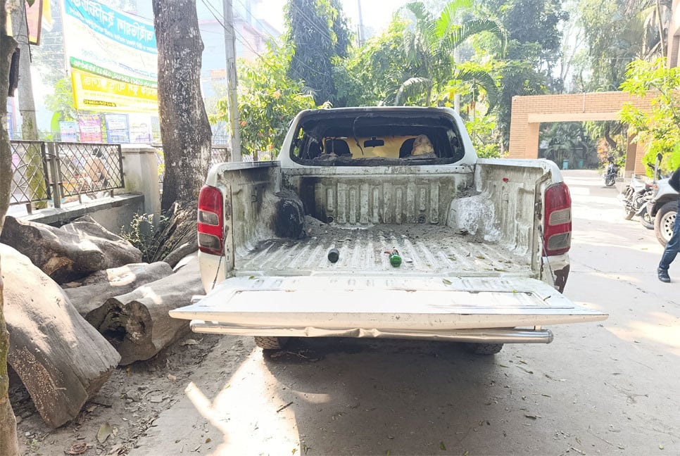 গোপালগঞ্জে গণপূর্ত অফিসে পেট্রোল বোমা নিক্ষেপ