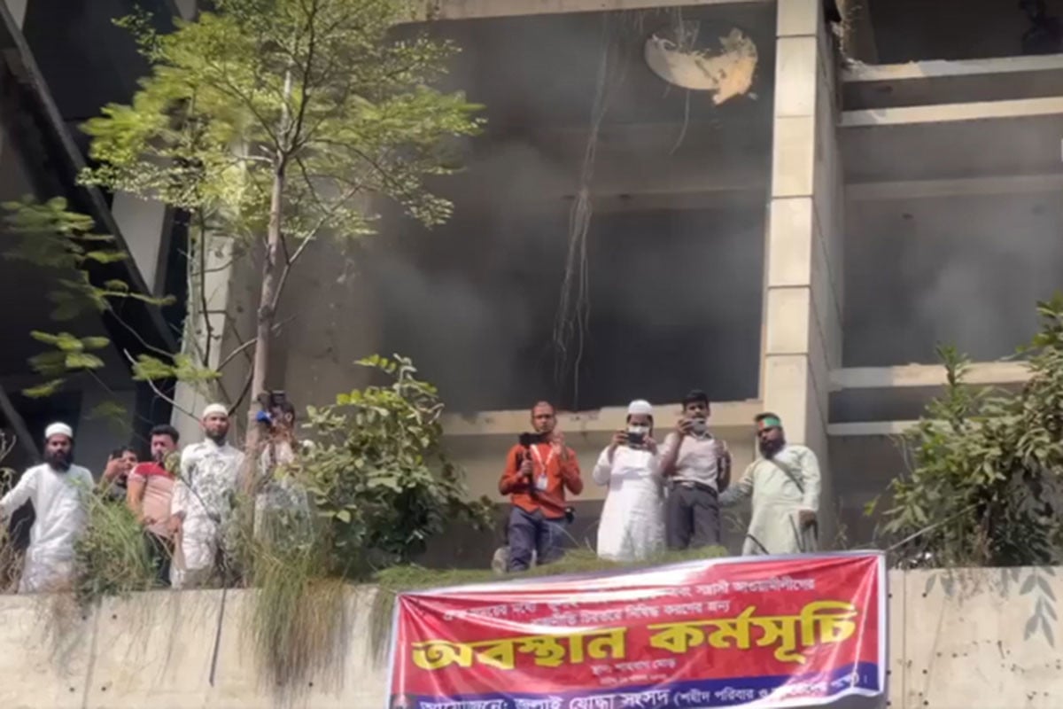 কার্যক্রম নিষিদ্ধ আওয়ামী লীগের কেন্দ্রীয় কার্যালয়ে আগুন