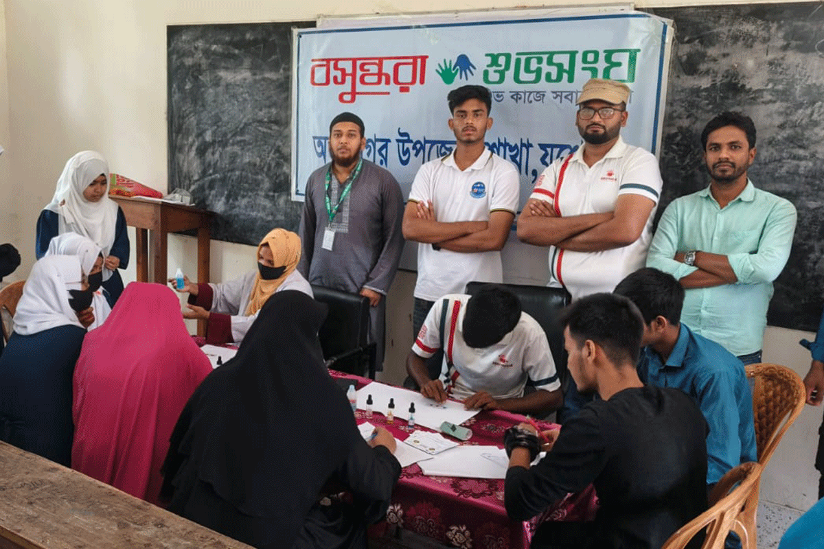 বসুন্ধরা শুভসংঘের উদ্যোগে বিনামূল্যে রক্তের গ্রুপ জানলো শিক্ষার্থীরা