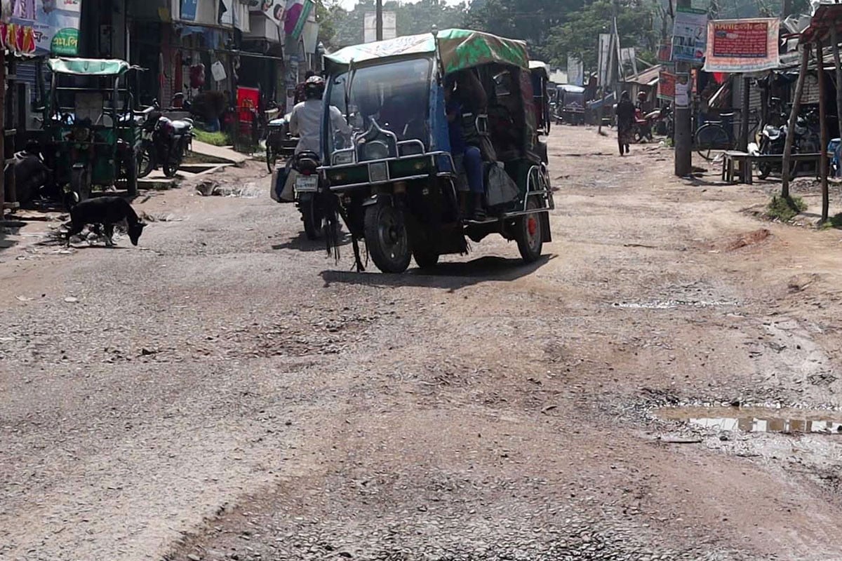 নওগাঁয় আঞ্চলিক মহাসড়কের দুই কিলোমিটার কাজ বন্ধ, বাড়ছে দুর্ভোগ