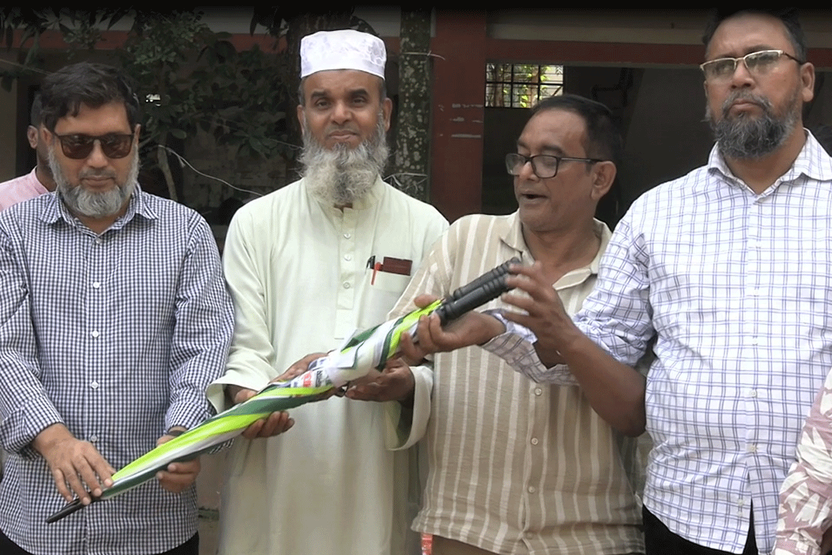 টাঙ্গাইলে শিক্ষকদের ছাতা উপহার দিলেন টুকু