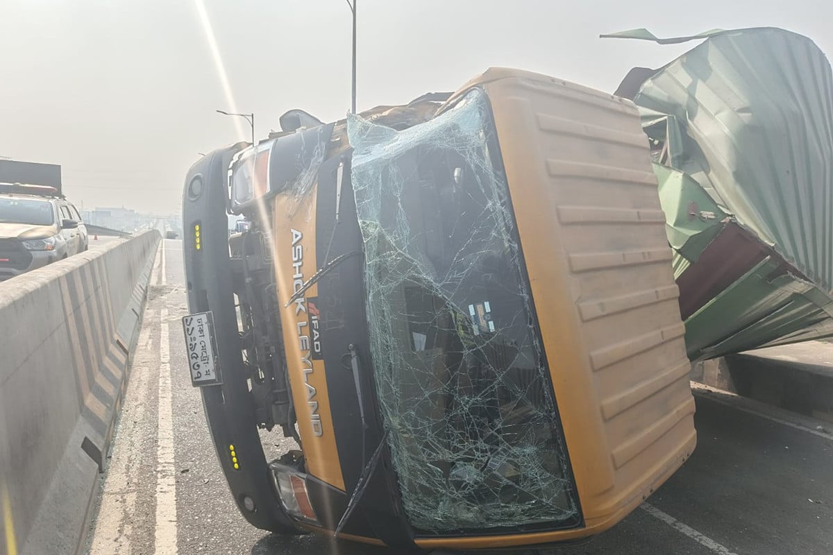 ঢাকা-মাওয়া এক্সপ্রেসওয়ের সার্ভিস লেনে উল্টে গেল কাভার্ড ভ্যান