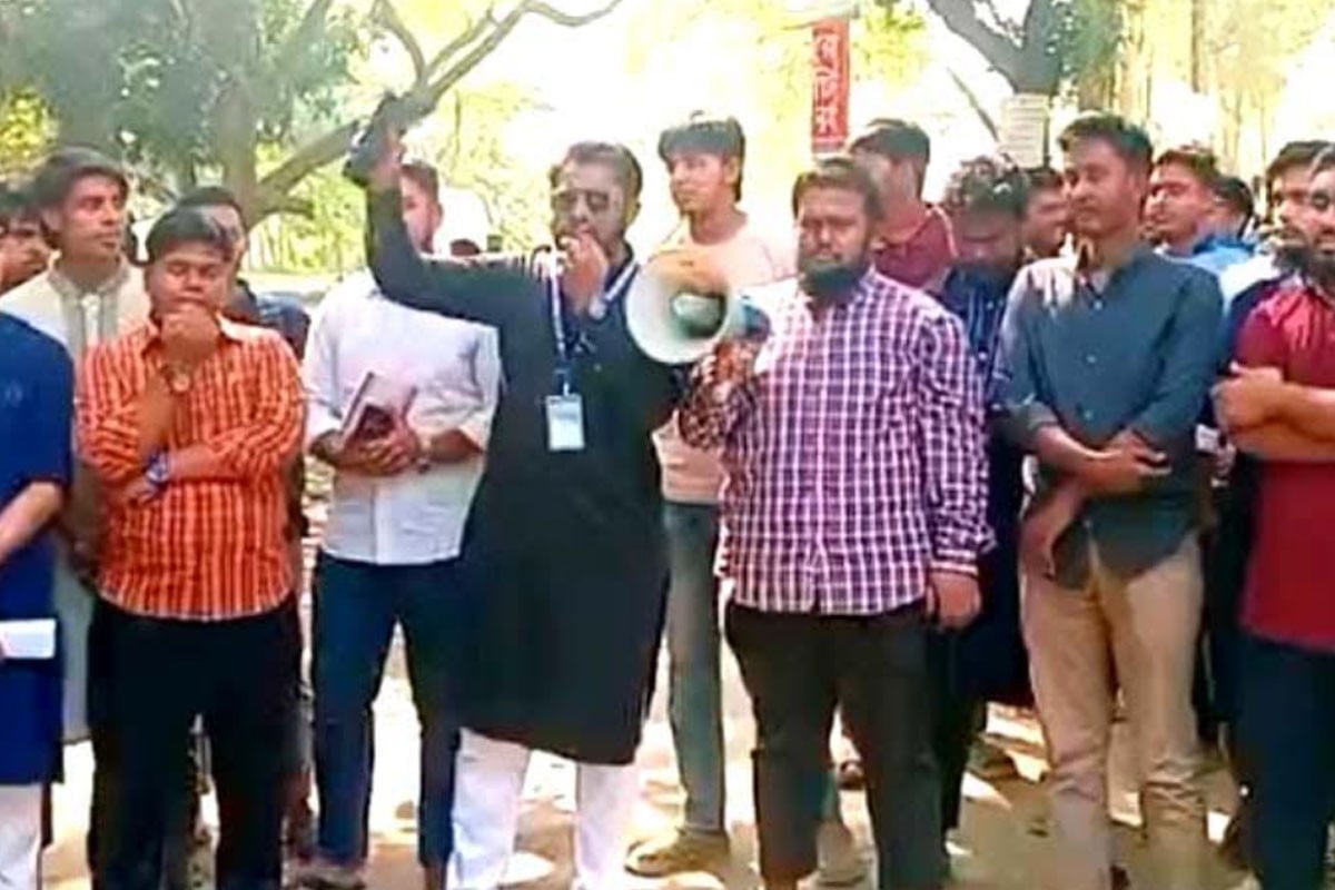 আওয়ামী লীগের লকডাউনের বিরুদ্ধে বগুড়ায় শিক্ষার্থীদের বিক্ষোভ