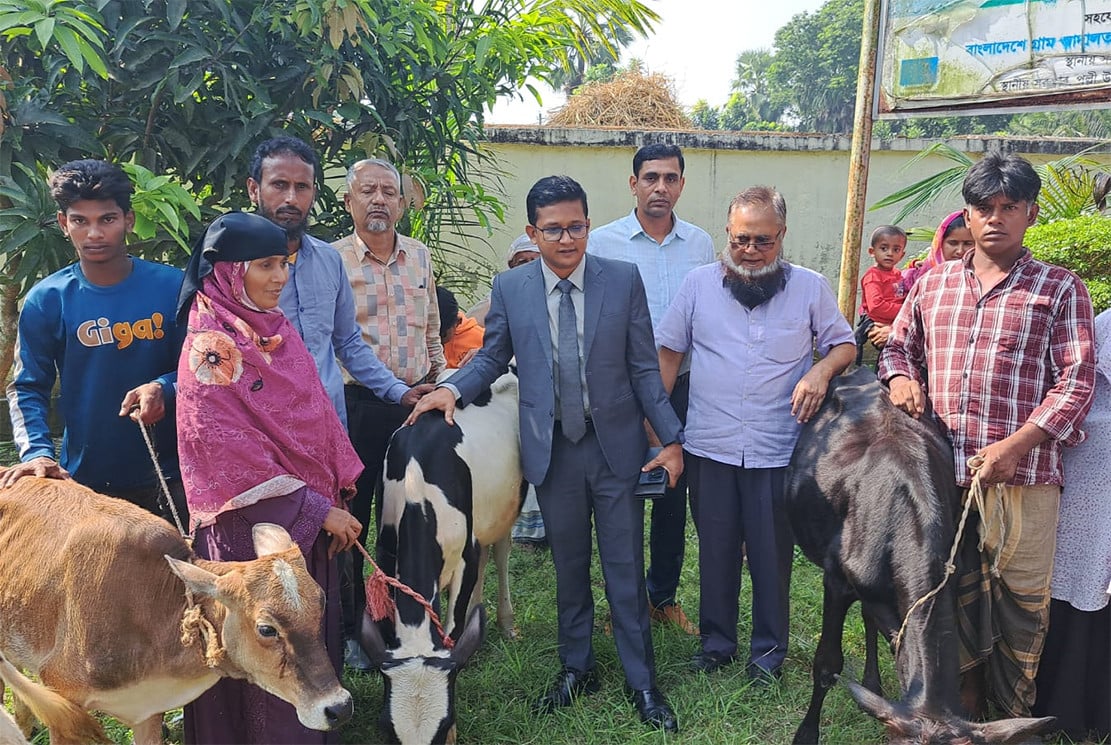 শিবচরে হত দরিদ্রদের মাঝে বিনামূল্যে গাভী বিতরণ