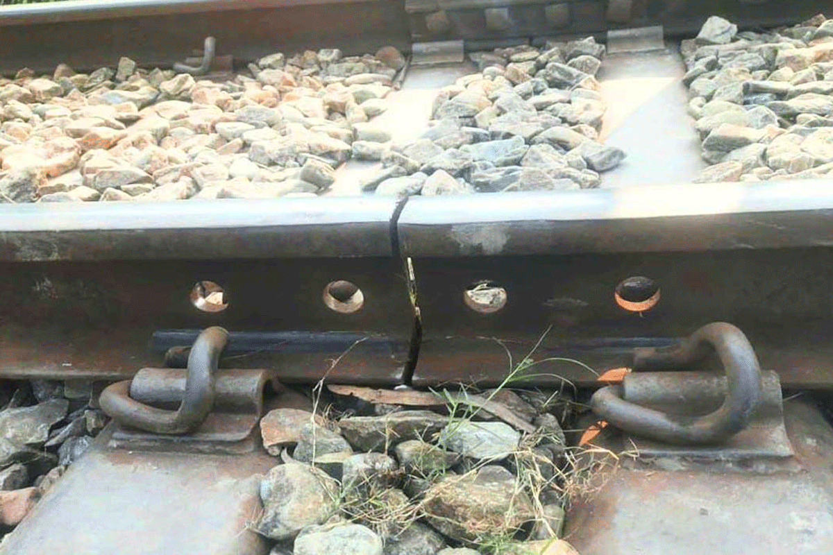 বগুড়ায় রেললাইনের ফিশপ্লেট খুলে নাশকতার চেষ্টা